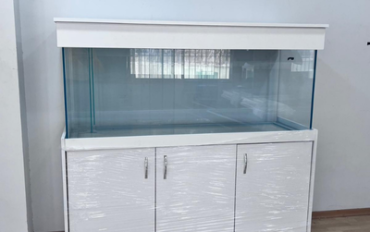 Kurt Akvaryum tarafından üretilmiş özel ölçü, beyaz dolaplı profesyonel akvaryum imalat projesi