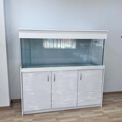 Kurt Akvaryum tarafından üretilmiş özel ölçü, beyaz dolaplı profesyonel akvaryum imalat projesi